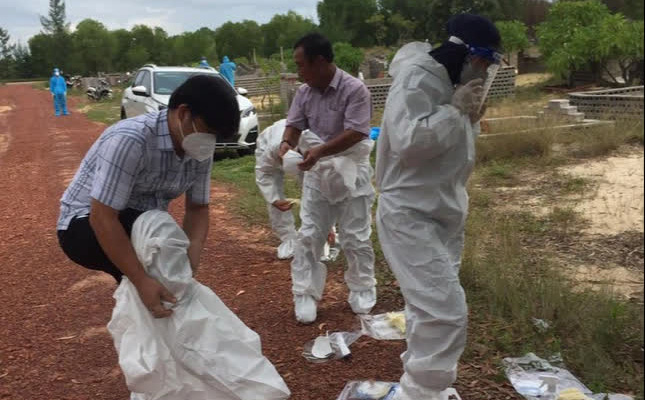 Lãnh đạo xã, huyện trực tiếp chôn người chết vì Covid-19: Nếu tình trạng này tiếp tục thì không còn ai làm việc ở phường