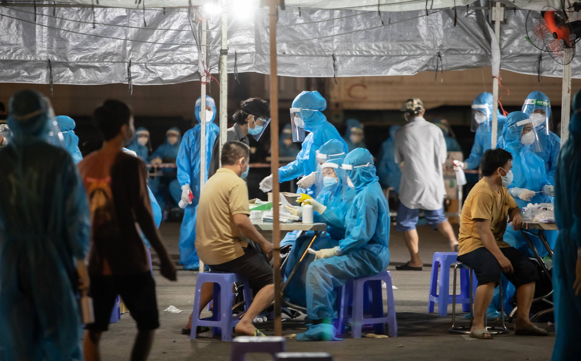 Phong tỏa chợ ở Hà Nội, nơi có F0 đến mua hàng. Ngày 22/9, Việt Nam có 11.527 ca mắc mới, 236 ca tử vong