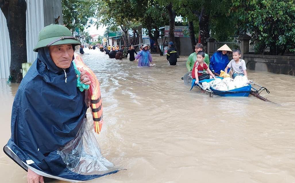 Thủy điện và hồ đập xả lũ, nhiều tuyến quốc lộ và nhà dân ở Nghệ An ngập sâu trong nước