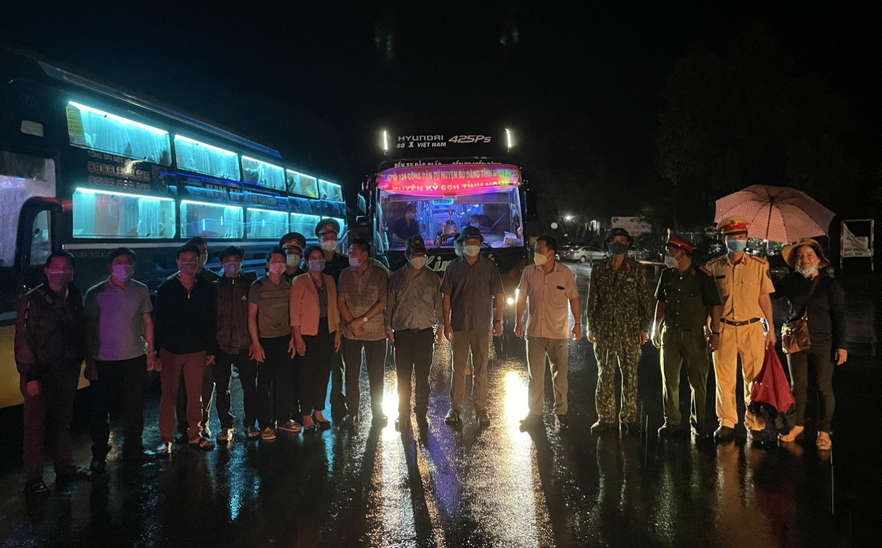 124 người chạy xe máy từ Bình Phước về Nghệ An, “kẹt” ở Đắk Nông: Đã lên xe khách, có CSGT dẫn đường