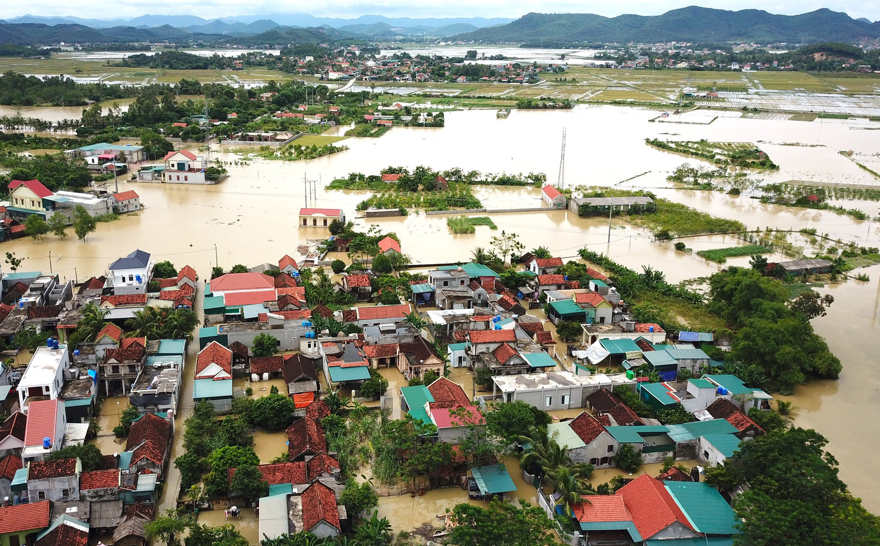 Lũ Nghệ An: Sau 4 ngày, nhiều hộ dân vẫn còn ngập trong nước, nhiều tài sản, hoa màu bị hư hỏng