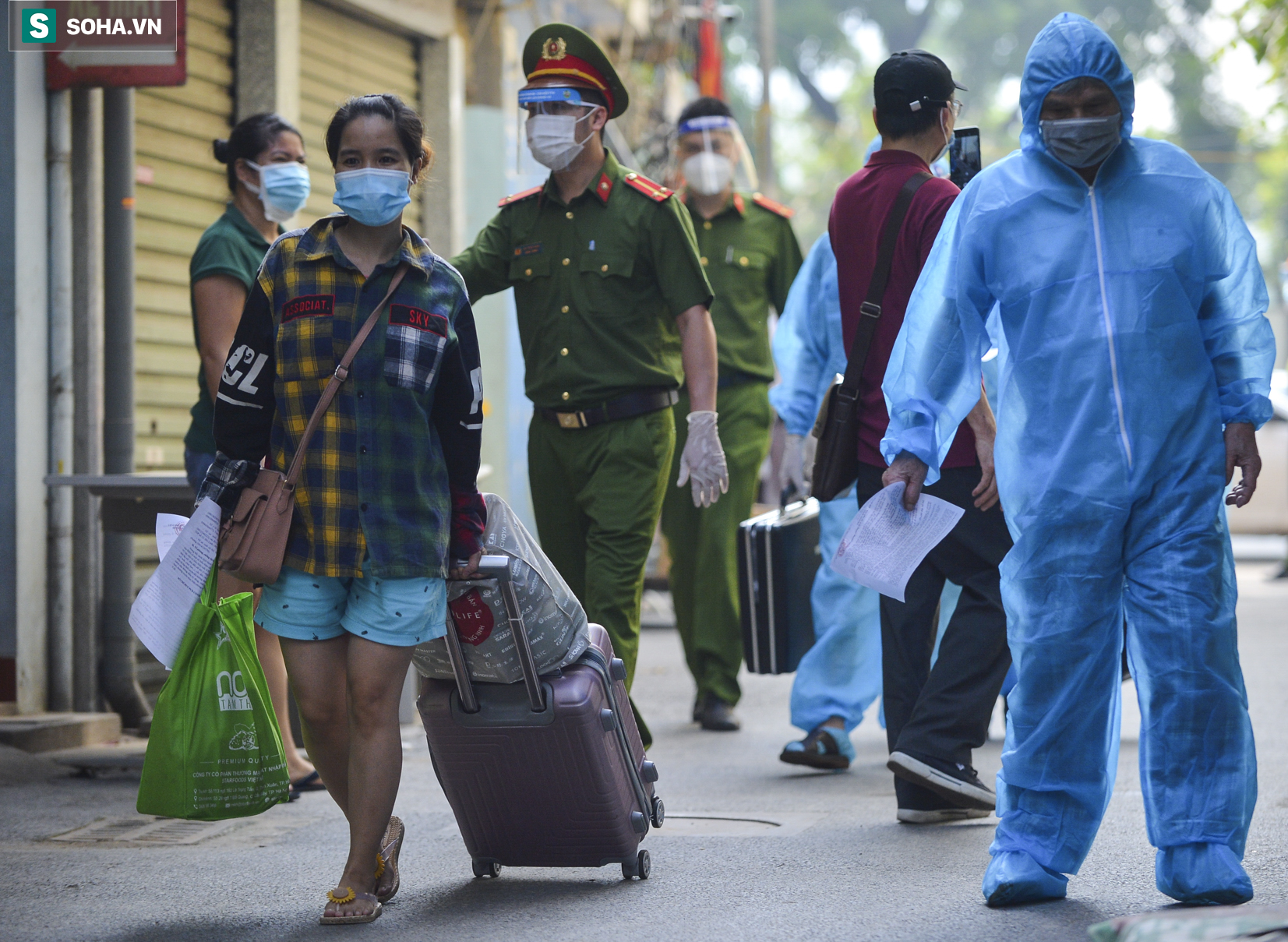 Hơn 1000 người dân tại ổ dịch có gần 600 ca mắc Covid-19 ở Hà Nội về nhà sau gần 1 tháng đi cách ly - Ảnh 12.