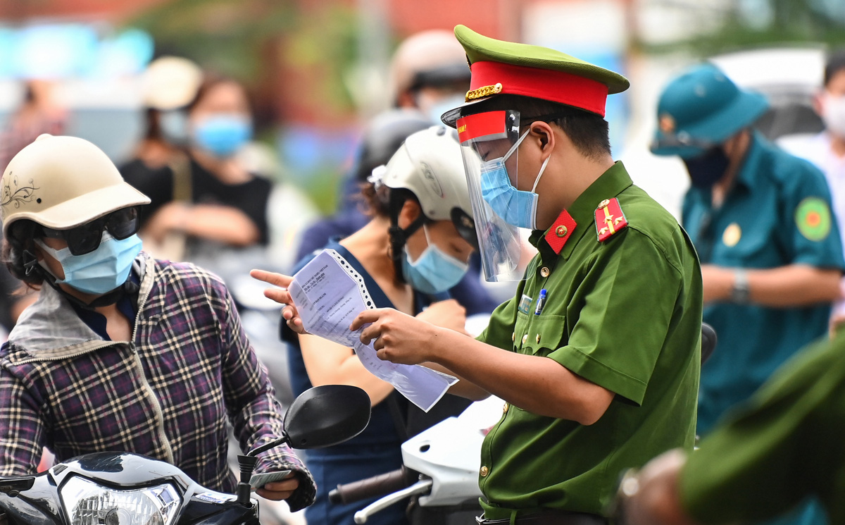 Giám đốc Công an Hà Nội thông tin về việc dự kiến cấp giấy đi đường mẫu mới cho 6 nhóm