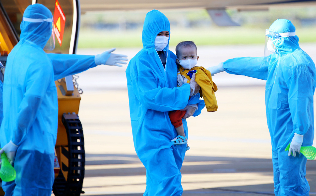 Chuyến bay đặc biệt đón 205 phụ nữ mang thai và trẻ nhỏ từ tâm dịch phía Nam về Hà Tĩnh