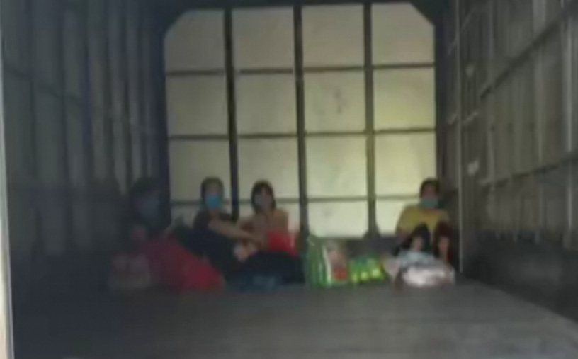 4 nữ công nhân trốn trong thùng xe &quot;luồng xanh&quot; không qua mắt được công an ở Hà Nội