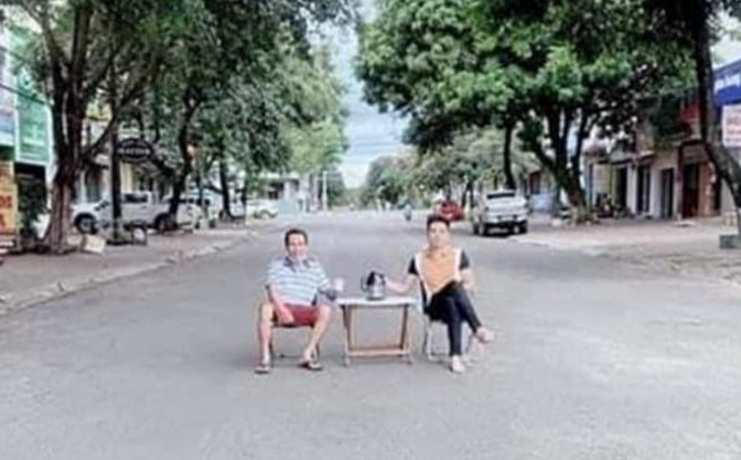 Vác bàn ra đặt giữa đường, bỏ khẩu trang ngồi chụp ảnh đăng facebook với nội dung &quot;họp nhau uống trà&quot;