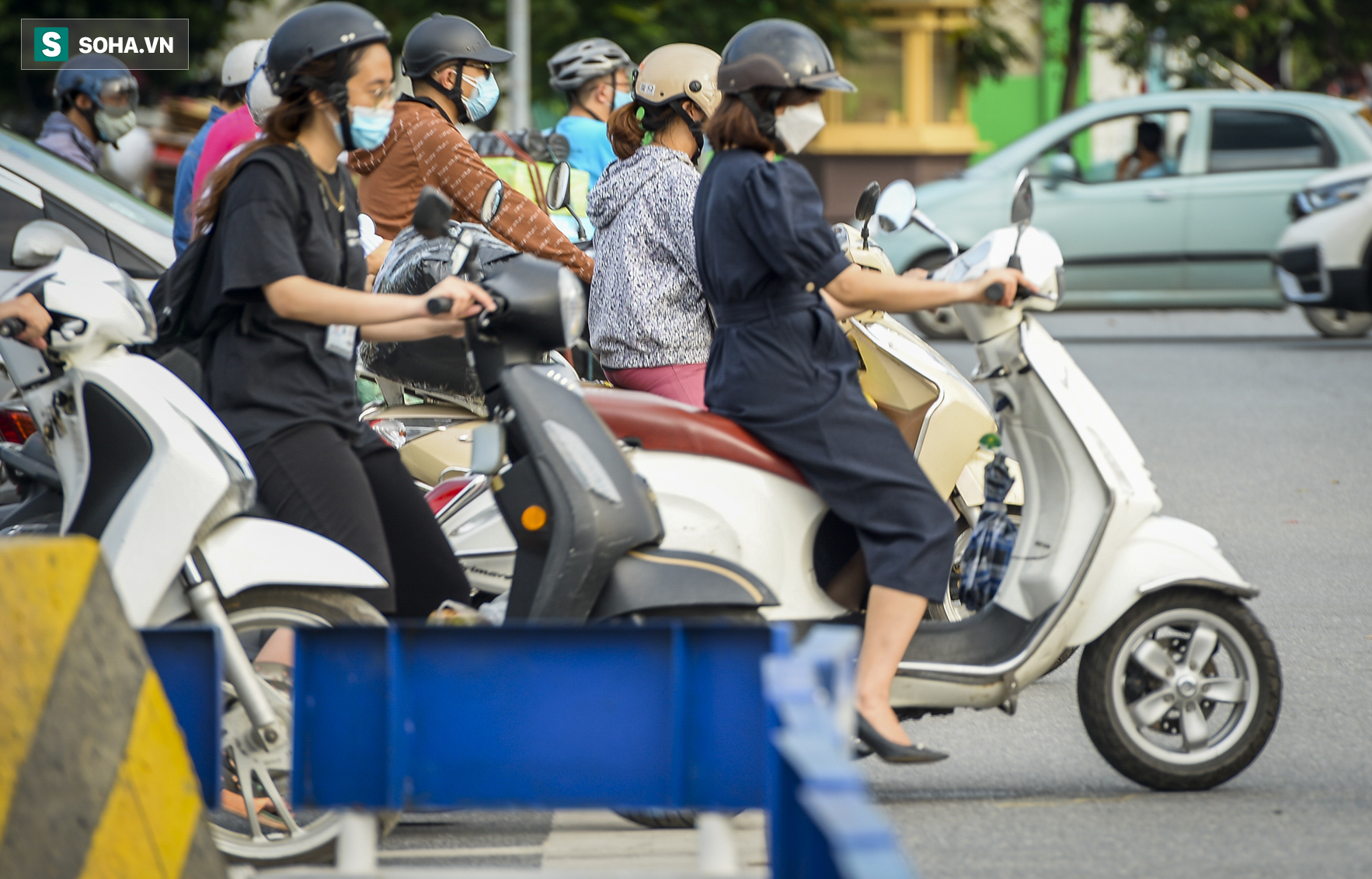 Ảnh: Đường phố Hà Nội vẫn đông trước ngày siết chặt giấy đi đường mới có mã QR - Ảnh 8.