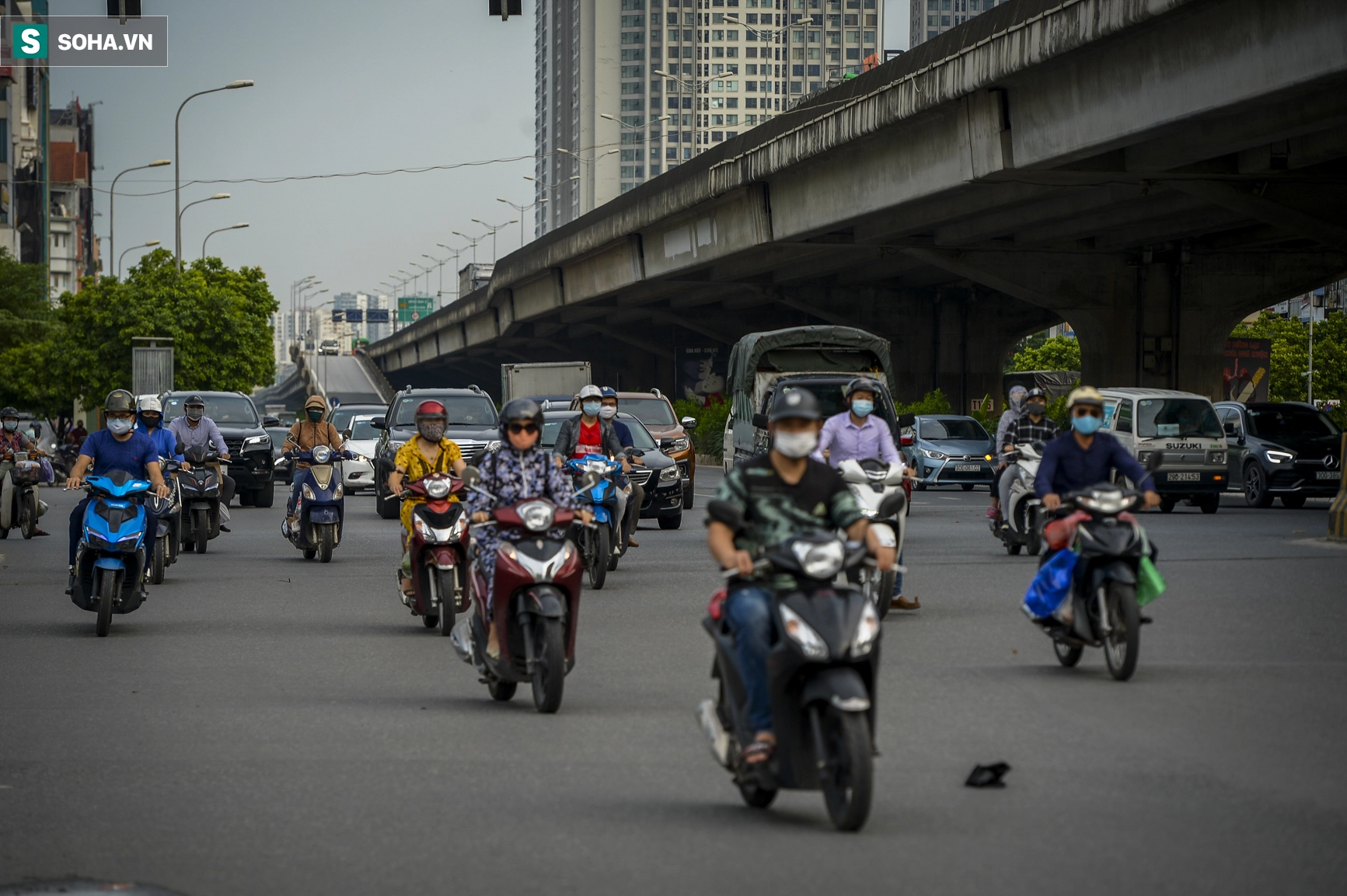 Ảnh: Đường phố Hà Nội vẫn đông trước ngày siết chặt giấy đi đường mới có mã QR - Ảnh 6.