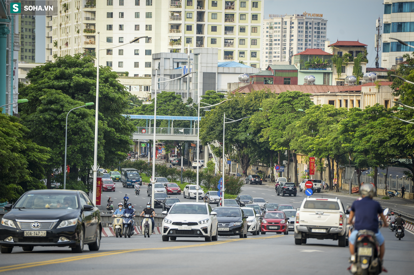 Ảnh: Đường phố Hà Nội vẫn đông trước ngày siết chặt giấy đi đường mới có mã QR - Ảnh 4.