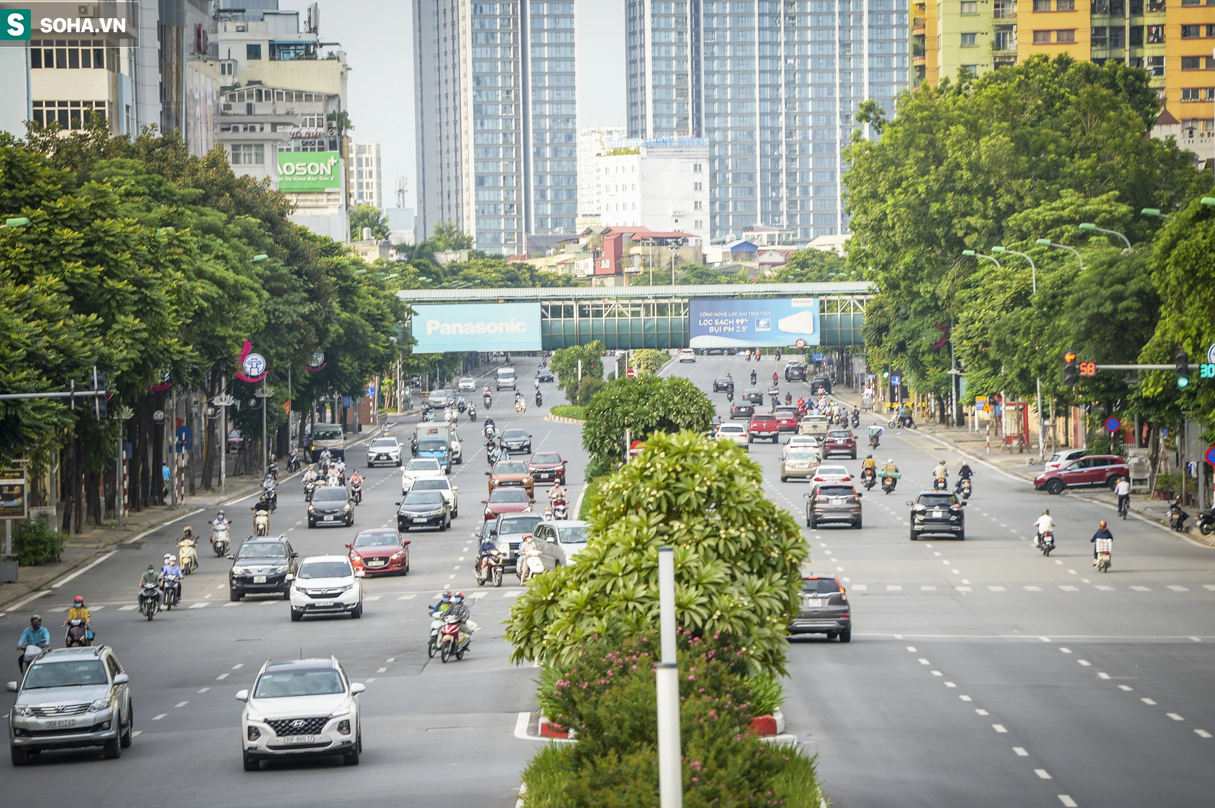 Ảnh: Đường phố Hà Nội vẫn đông trước ngày siết chặt giấy đi đường mới có mã QR - Ảnh 3.