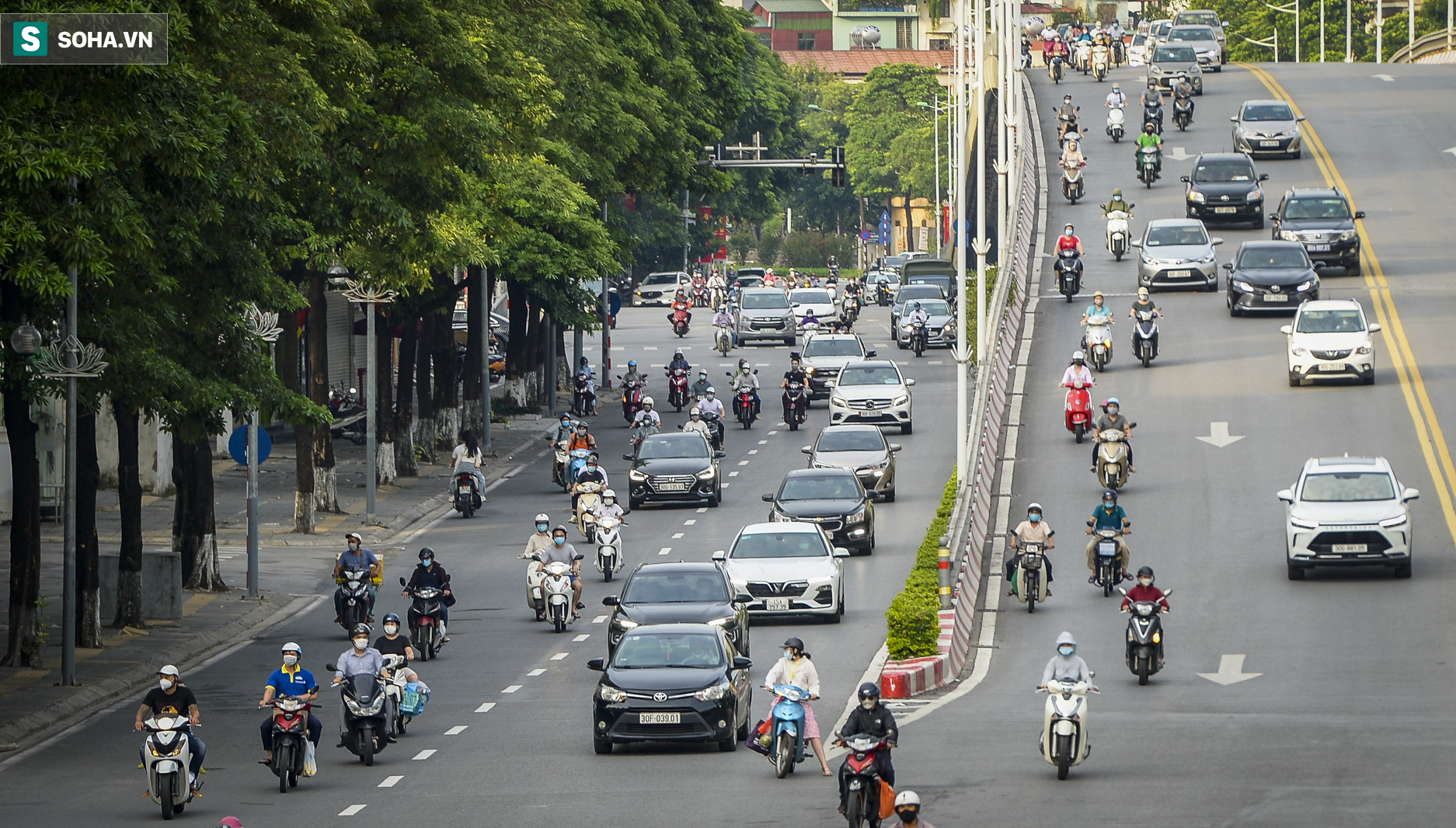Ảnh: Đường phố Hà Nội vẫn đông trước ngày siết chặt giấy đi đường mới có mã QR - Ảnh 1.