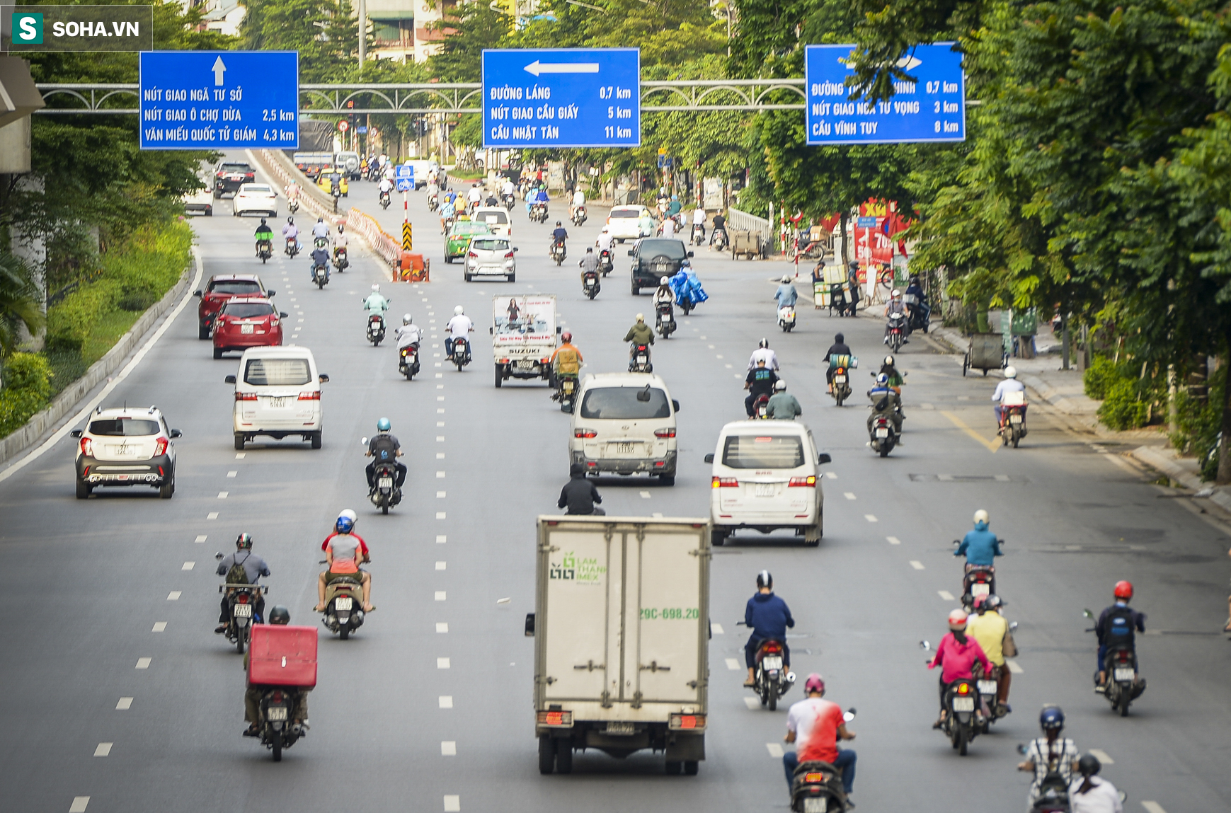 Ảnh: Đường phố Hà Nội vẫn đông trước ngày siết chặt giấy đi đường mới có mã QR - Ảnh 2.