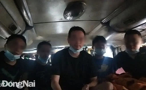 Dùng &quot;thẻ công vụ đặc biệt&quot; giả để tiếp cận nhóm người đang cách ly