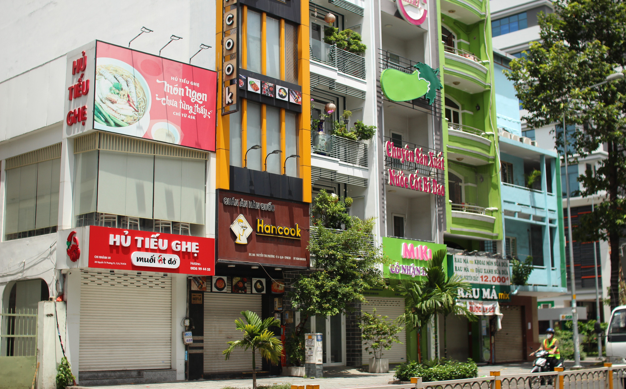 TP.HCM ngày đầu cho hàng quán bán mang về: Chủ quán chưa kịp chuẩn bị, khách hàng đặt 3 lần không có shipper nhận