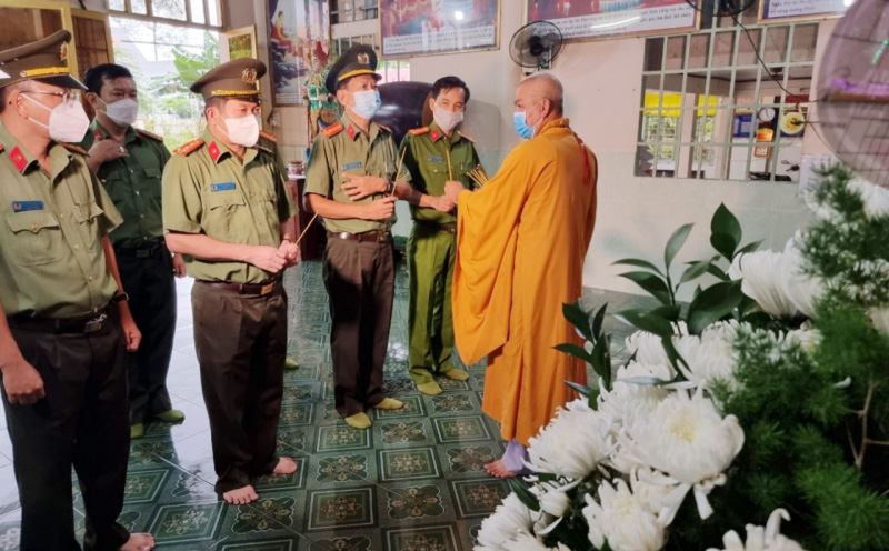 GĐ CA tỉnh thay mặt chiến sĩ nhận tro cốt cha mắc Covid-19: Cố gắng vượt qua nỗi đau để tiếp tục bảo vệ nhân dân