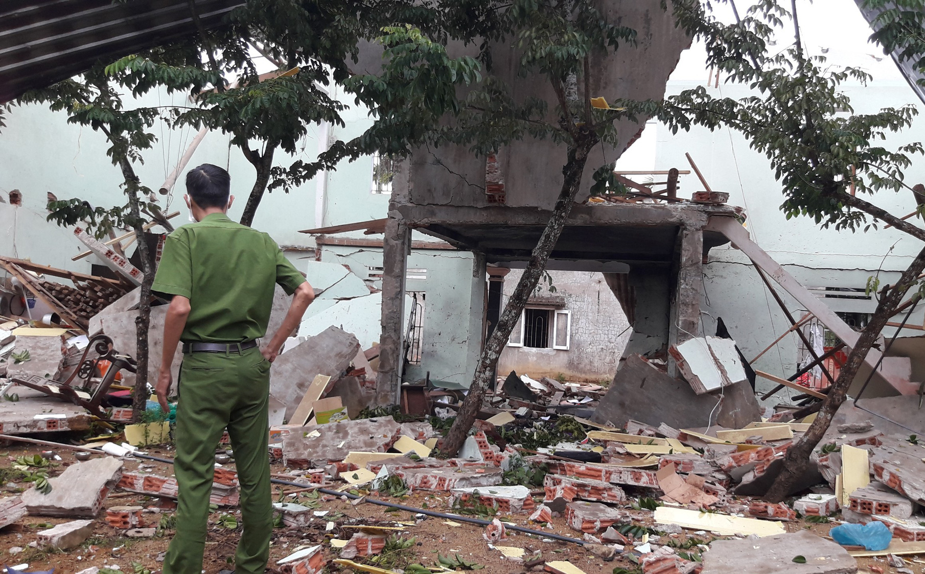 Vụ nổ làm sập nhà, 2 người tử vong ở Quảng Nam: Phát hiện thuốc nổ lấy từ bom, có thể do người chồng tự tử?