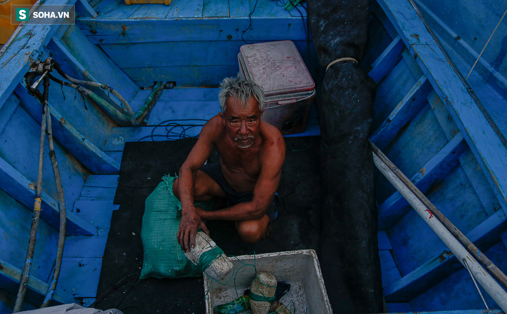 ‘Kiệt sức’ vì Covid-19, ngư dân Bình Thuận liều mình ra khơi giữa mùa biển động