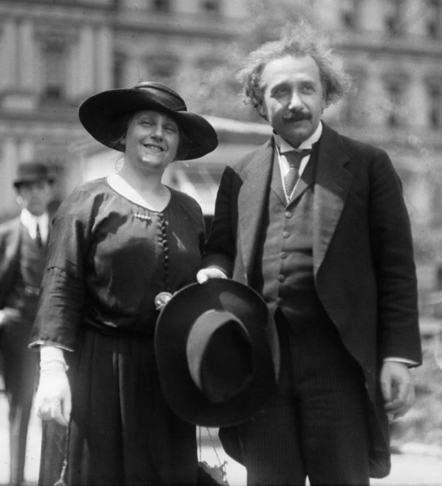 Albert Einstein là ai, tiểu sử và vì sao bộ não của ông là thước đo IQ - Ảnh 5.