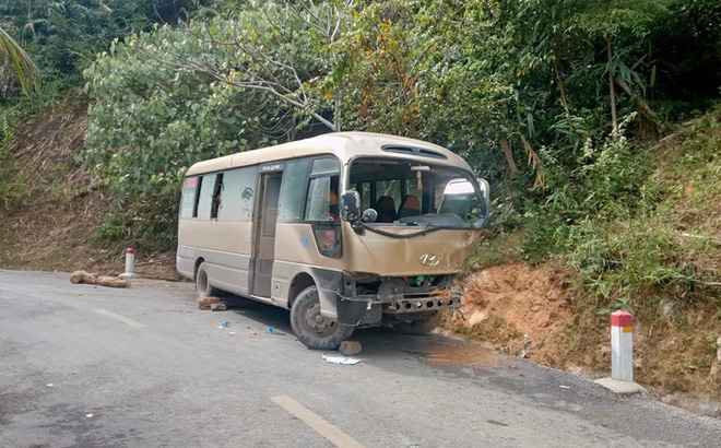 Xe khách chở 30 người về quê nghỉ Tết đâm vào vách núi khiến nhiều người bị thương - Ảnh 1.