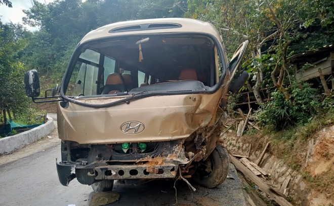Xe khách chở 30 người về quê nghỉ Tết đâm vào vách núi khiến nhiều người bị thương