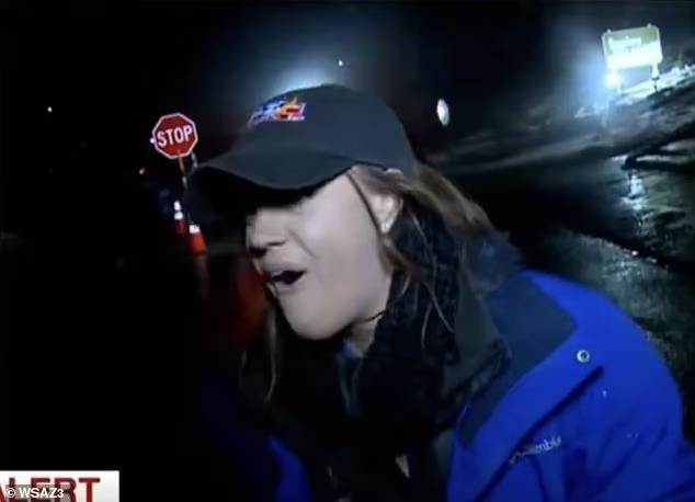 Đang đưa tin trên sóng truyền hình, nữ phóng viên bị xe ô tô tông thẳng vào người - Ảnh 3.