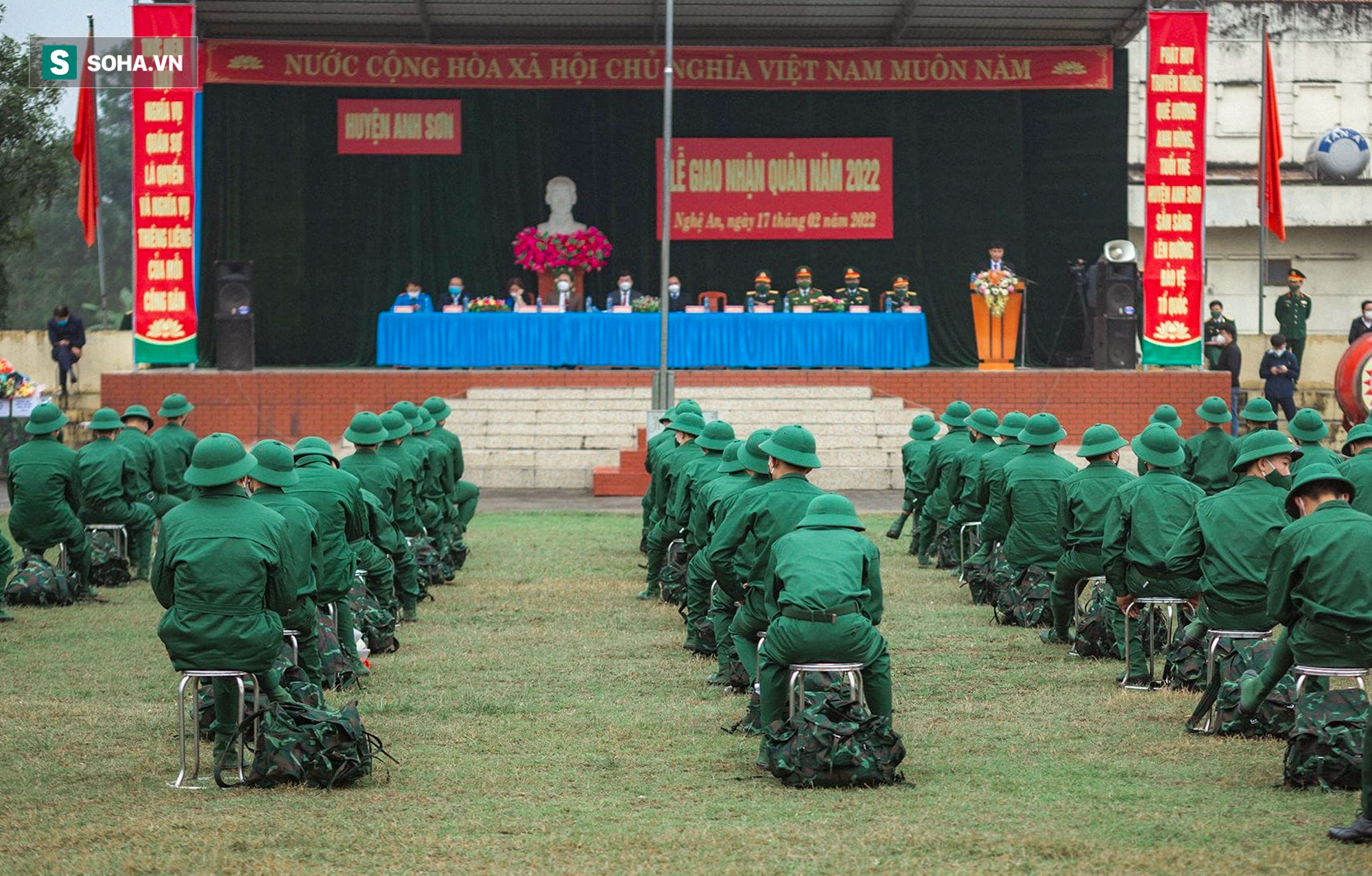Giây phút xúc động tiễn người thân lên đường nhập ngũ ở Nghệ An và Hà Tĩnh - Ảnh 1.