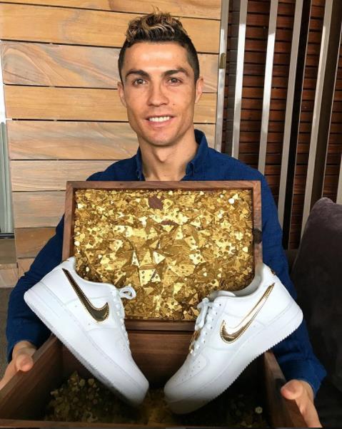 Đôi giày độc nhất vô nhị của CR7: Dát vàng 24K, tích hợp công nghệ cực đỉnh, ai cũng thèm! - Ảnh 1.