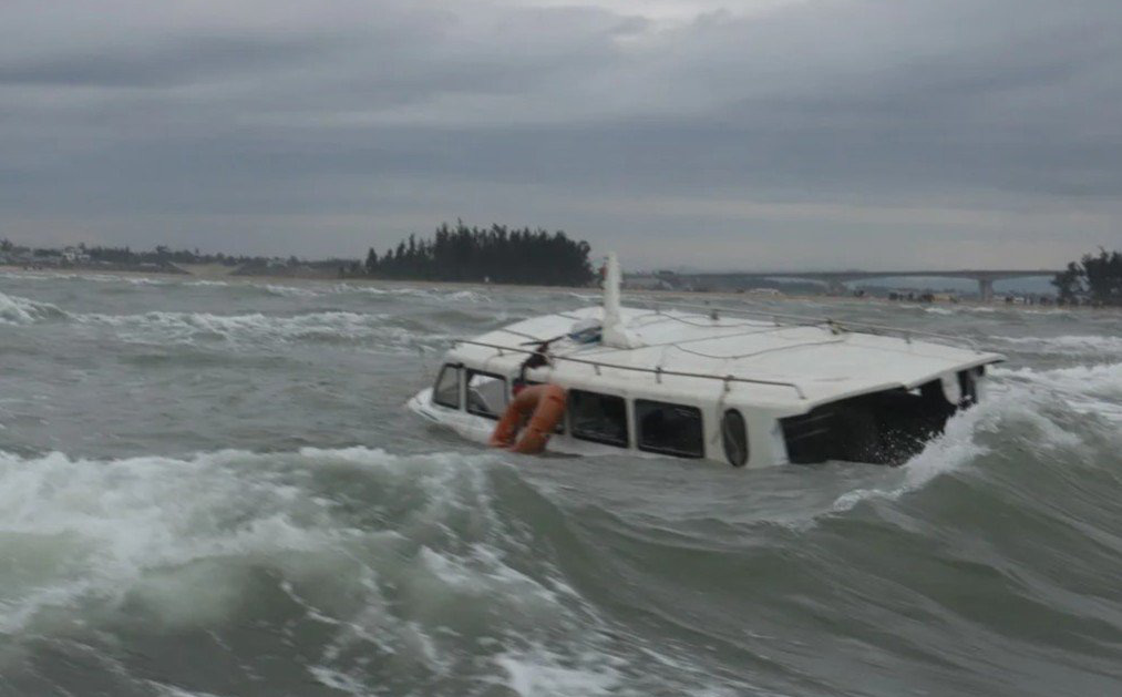Hiện trường tìm kiếm, cứu hộ nạn nhân vụ chìm cano thảm khốc ở biển Cửa Đại