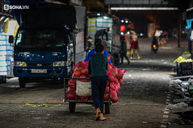 Cô bé cửu vạn ở chợ Long Biên và câu nói đầu tiên, dài nhất sau 16 năm: Mẹ ơi, ăn - Ảnh 7.