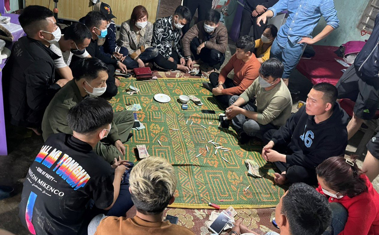 Công an ập vào bắt quả tang 18 nam nữ lập sới đánh bạc trong trang trại chăn nuôi