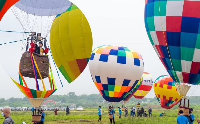 Người Hà Nội háo hức xem khinh khí cầu, chi thêm 300 nghìn để có trải nghiệm có 1-0-2 này