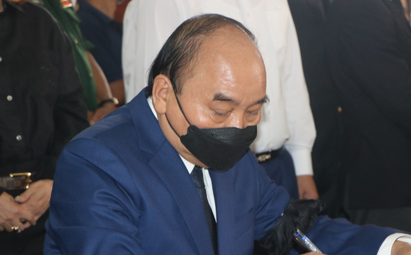 Chủ tịch nước Nguyễn Xuân Phúc viết sổ tang tiếc thương Phó Chủ tịch TP.HCM Lê Hoà Bình