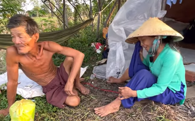 Cặp vợ chồng già lượm ve chai chục năm ở lều không điện nước, muốn hồi hương mà bất lực
