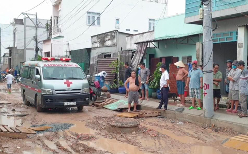Rửa xe trong cơn mưa, nam thanh niên ở Bình Dương bị sét đánh tử vong
