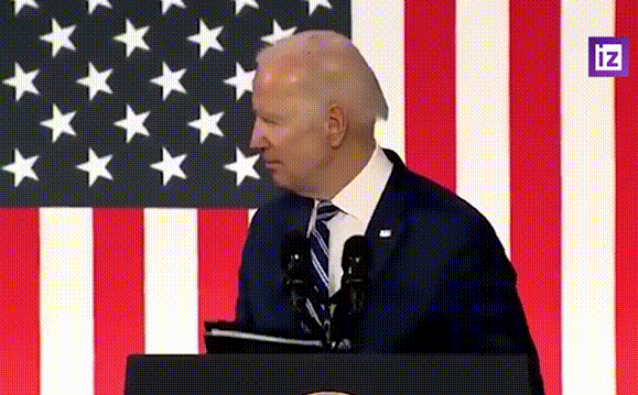 Ông Biden gây bão vì một &quot;hành động lạ&quot; sau bài phát biểu khiến người theo dõi ngơ ngác