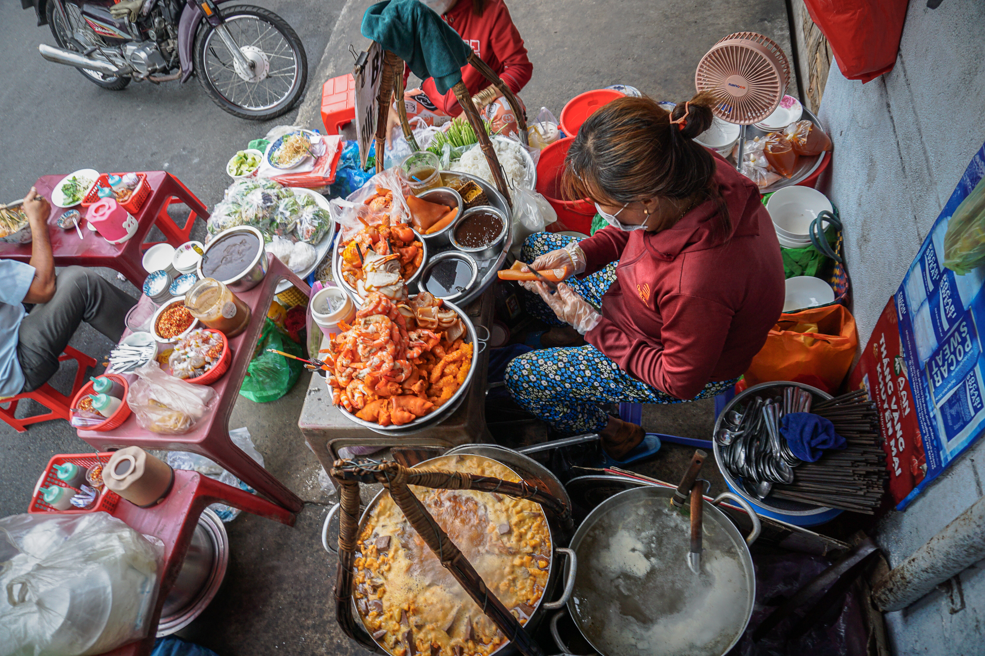 Gánh bún suông không biển hiệu truyền qua 3 thế hệ, vài tiếng mở hàng bán cả trăm bát - Ảnh 2.