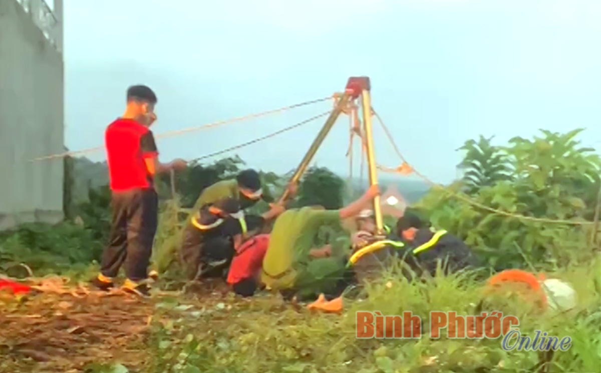 Đang chở con gái tới viện đẻ, người phụ nữ dừng đi vệ sinh thì rơi xuống giếng sâu tử vong