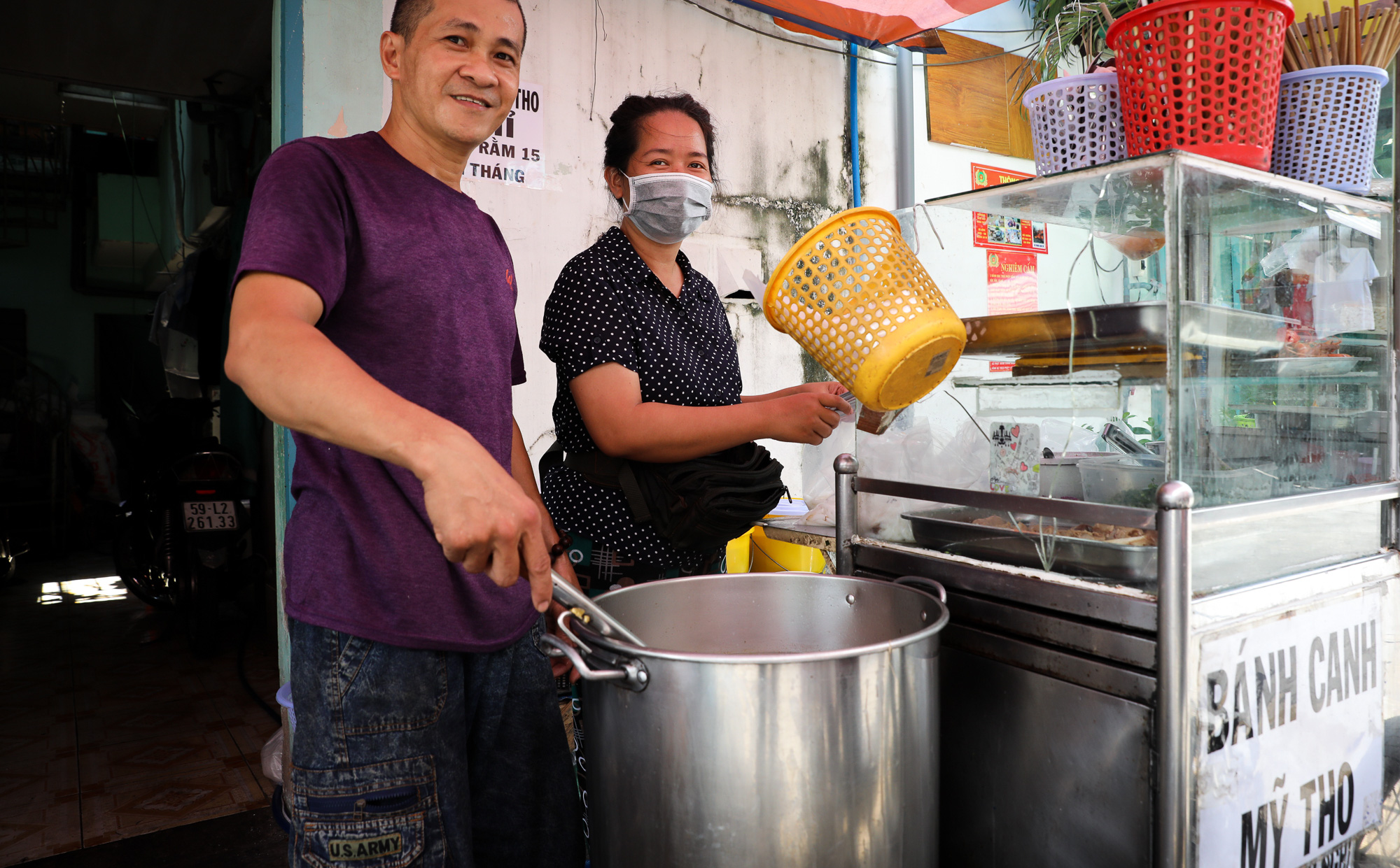 Quán bánh canh sườn 10.000 đồng rẻ nhất TP.HCM, suýt phá sản vì 4 năm không tăng giá