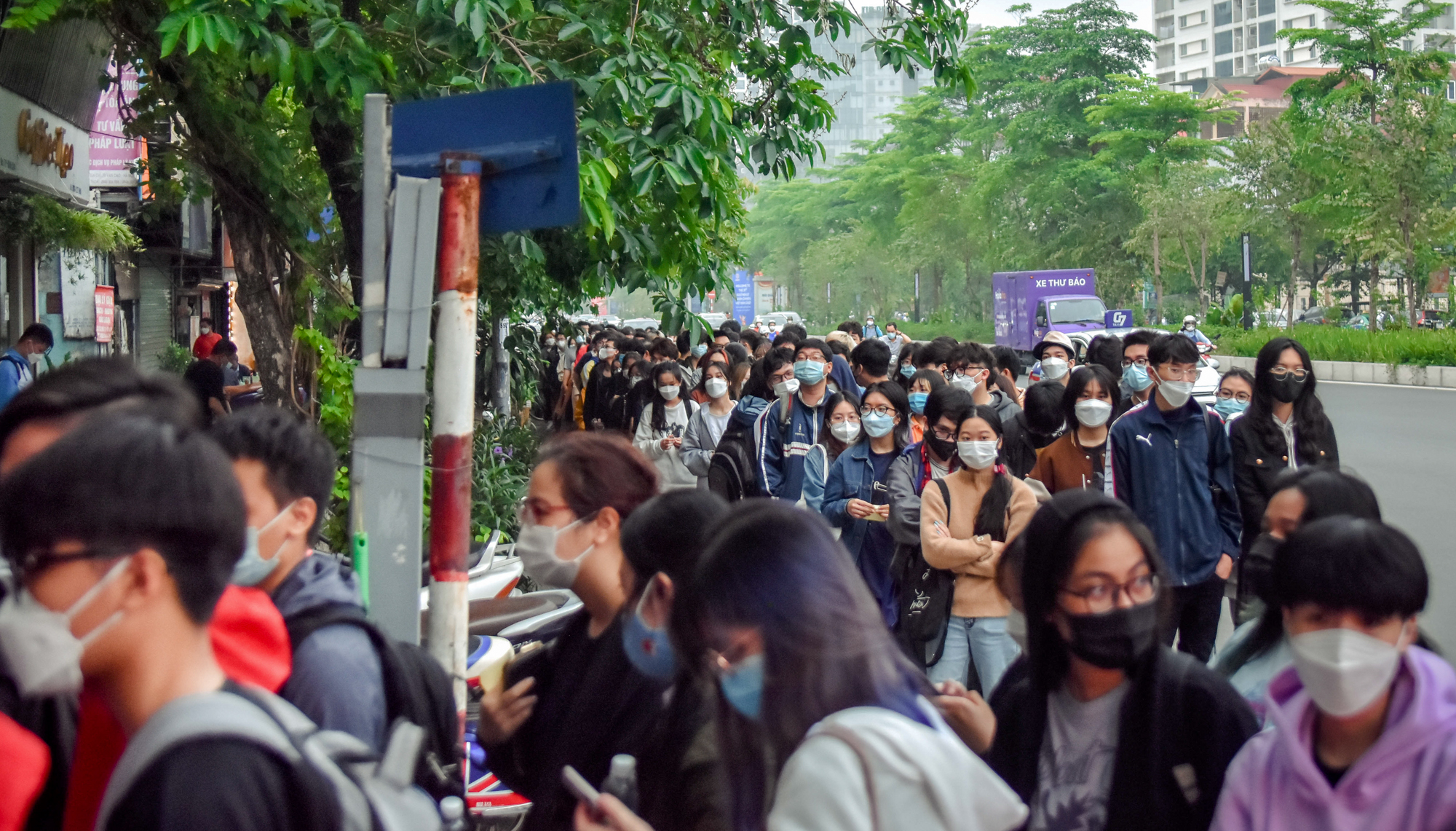 Hà Nội: Giới trẻ thức trắng, xếp hàng xuyên đêm để mua truyện tranh bản giới hạn - Ảnh 1.