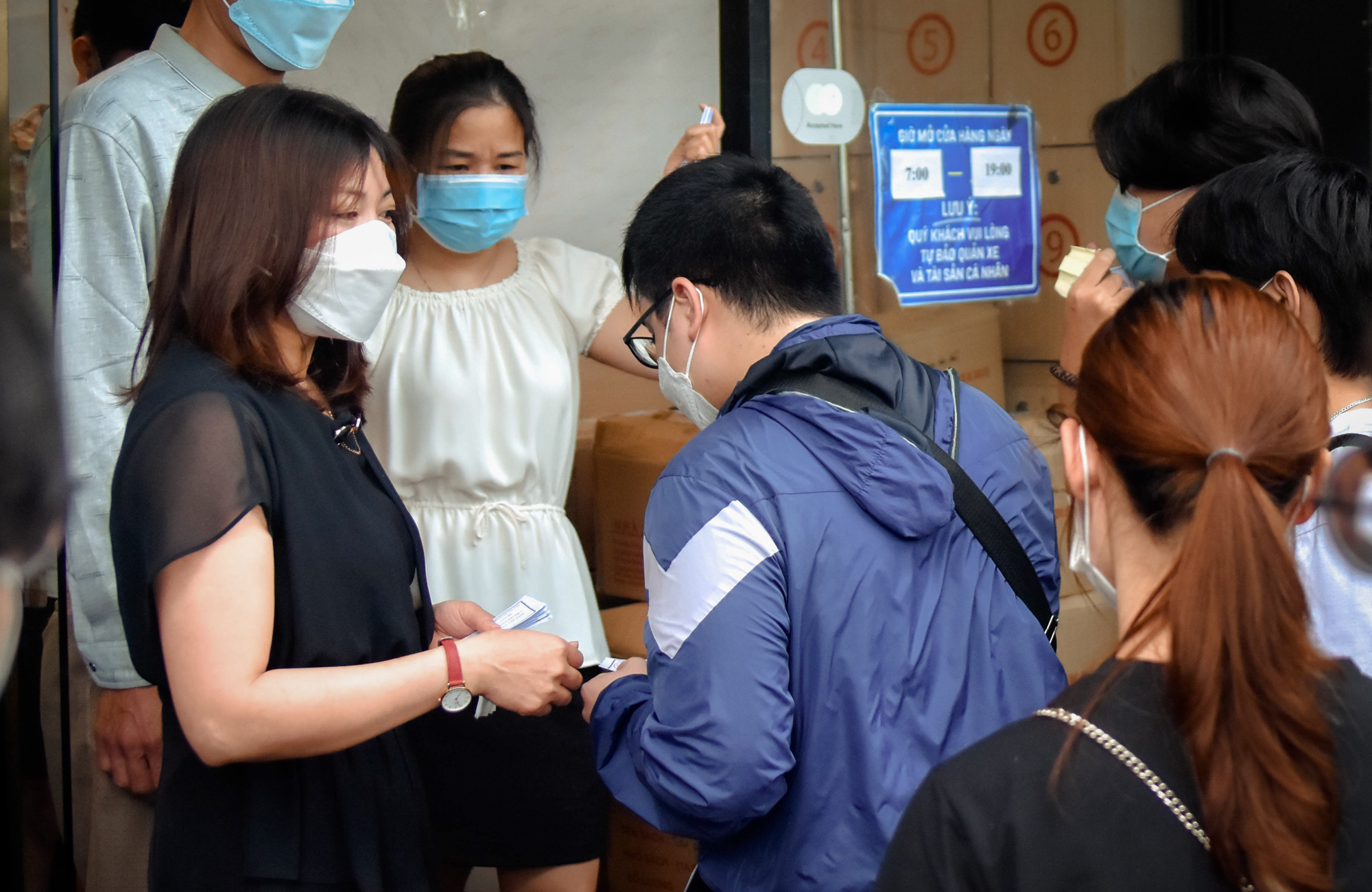 Hà Nội: Giới trẻ thức trắng, xếp hàng xuyên đêm để mua truyện tranh bản giới hạn - Ảnh 10.