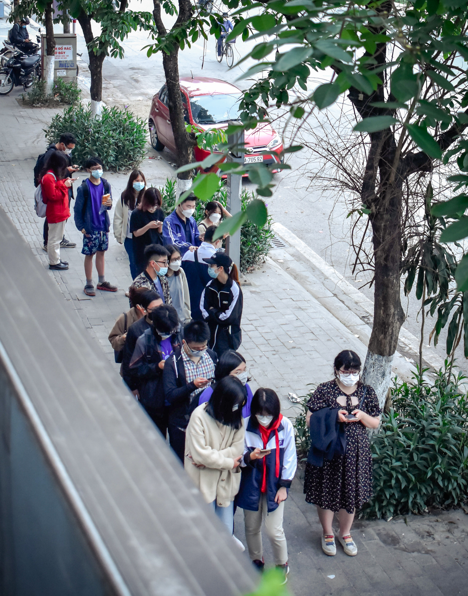 Hà Nội: Giới trẻ thức trắng, xếp hàng xuyên đêm để mua truyện tranh bản giới hạn - Ảnh 2.