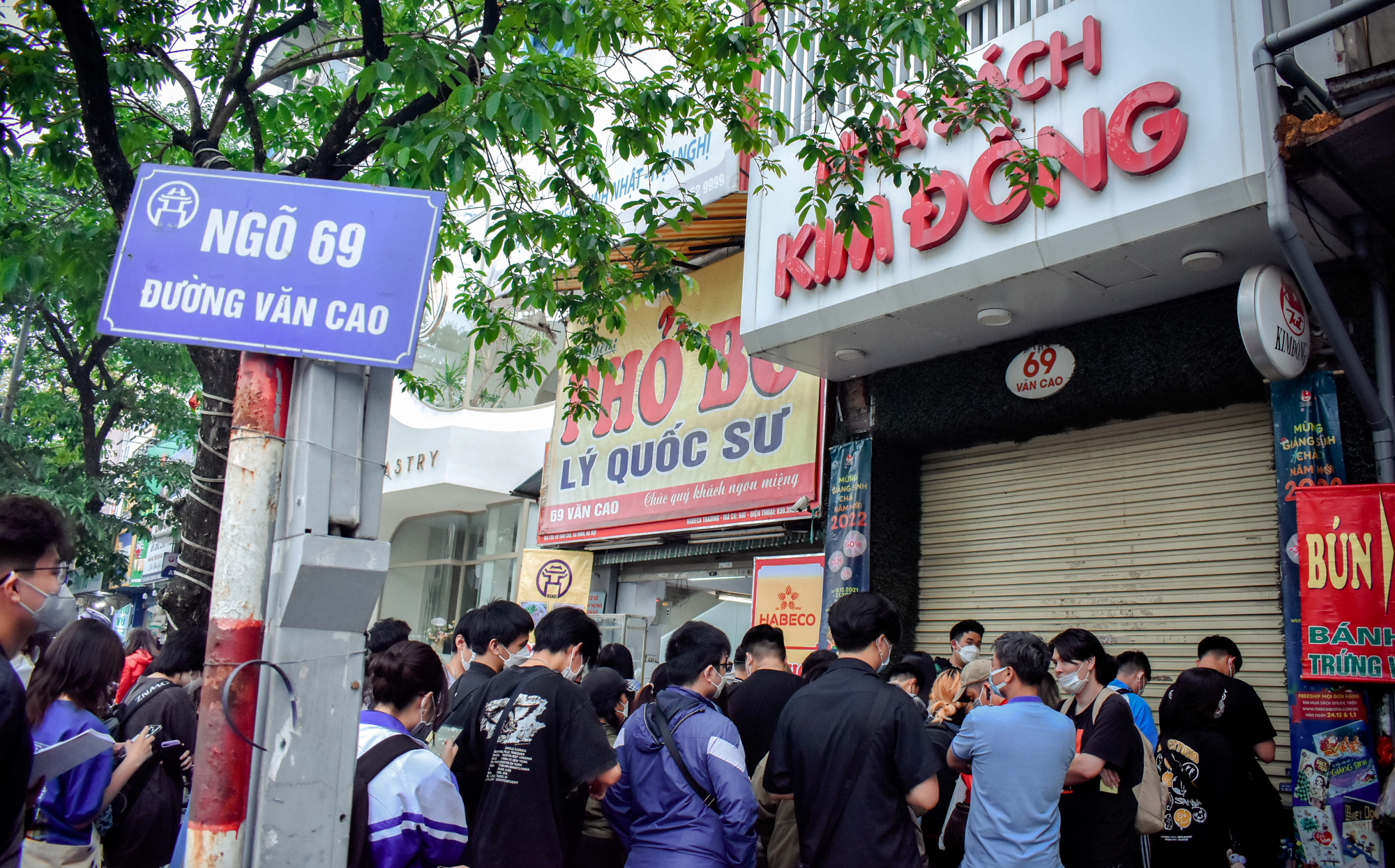 Hà Nội: Giới trẻ thức trắng, xếp hàng xuyên đêm để mua truyện tranh bản giới hạn - Ảnh 3.