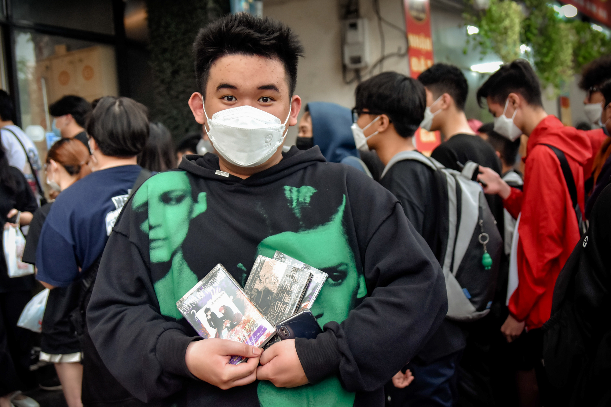 Hà Nội: Giới trẻ thức trắng, xếp hàng xuyên đêm để mua truyện tranh bản giới hạn - Ảnh 7.