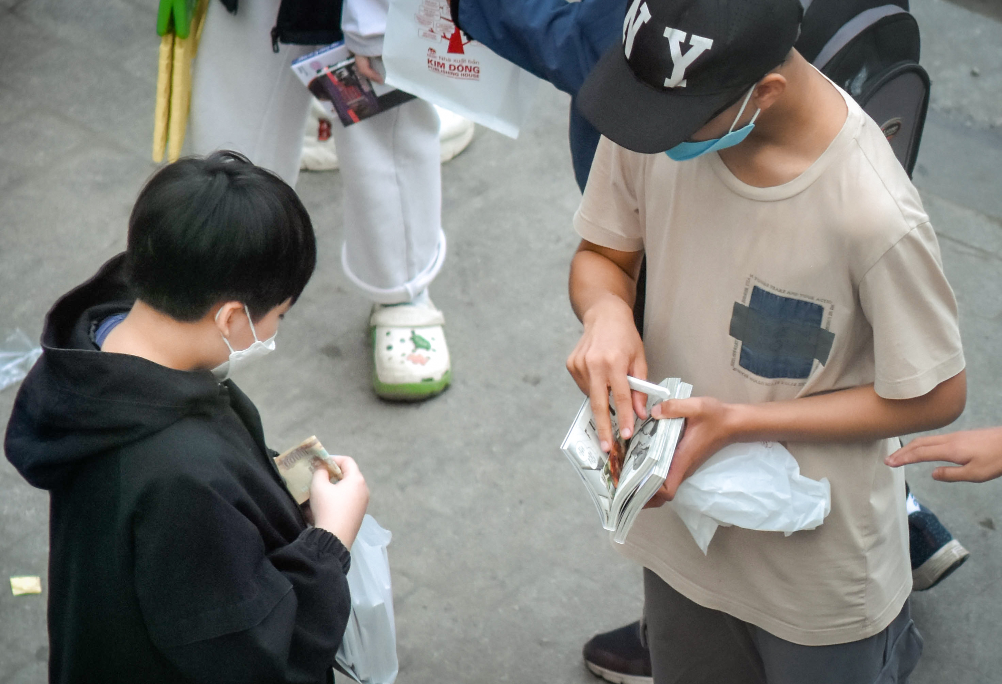 Hà Nội: Giới trẻ thức trắng, xếp hàng xuyên đêm để mua truyện tranh bản giới hạn - Ảnh 9.