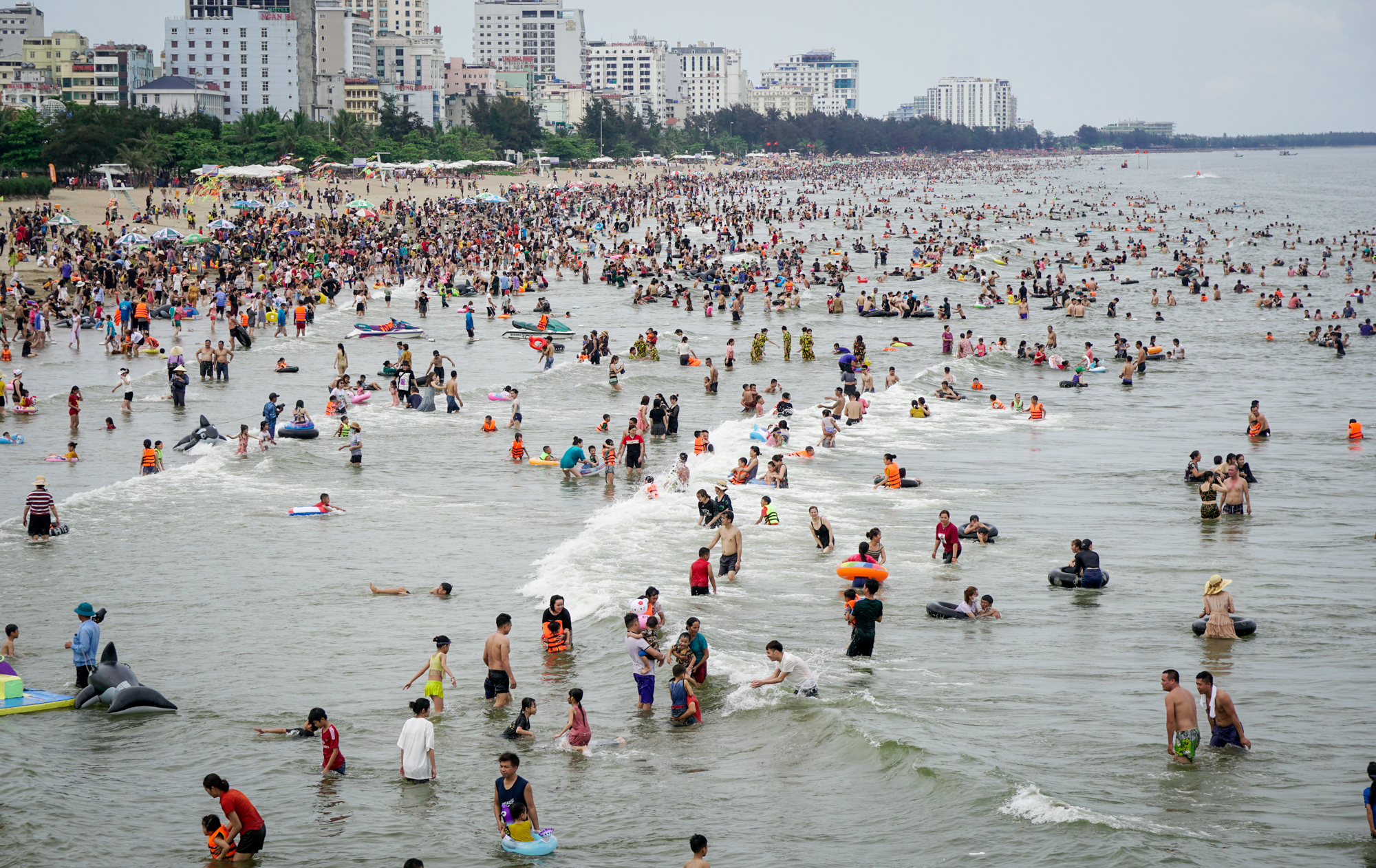 Hàng nghìn người chen chúc tắm biển Sầm Sơn ngày đầu nghỉ lễ - Ảnh 1.