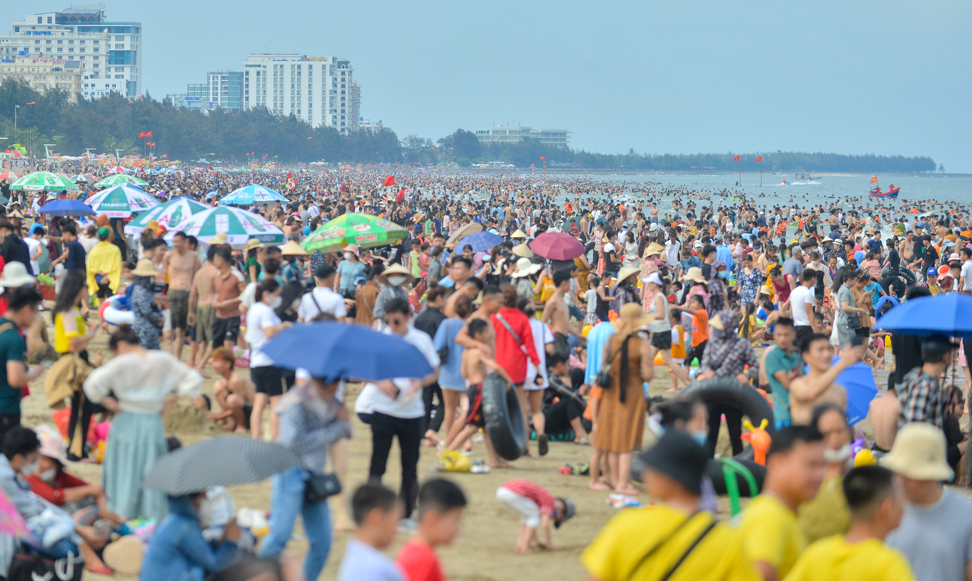 Hàng nghìn người chen chúc tắm biển Sầm Sơn ngày đầu nghỉ lễ - Ảnh 2.