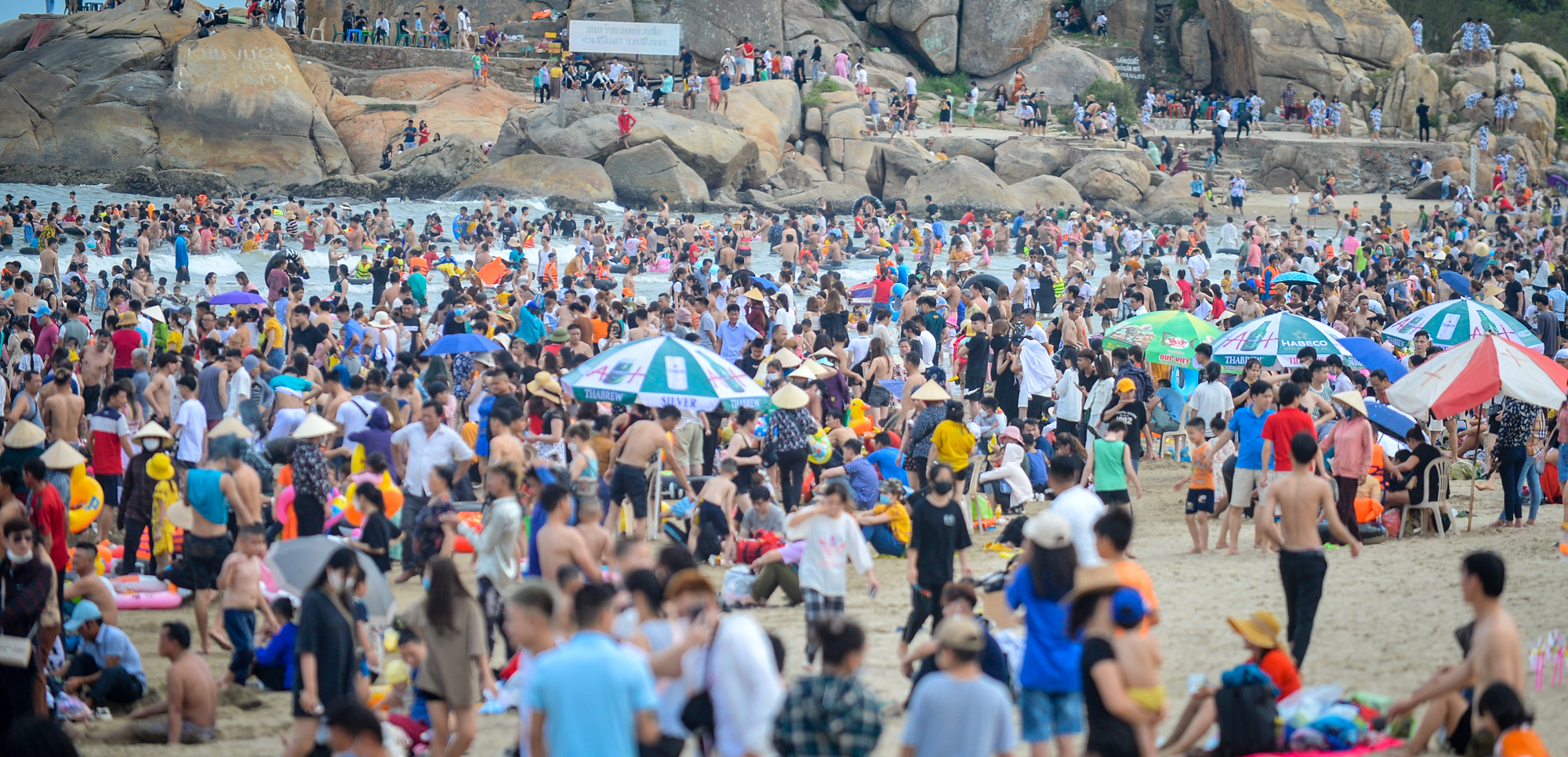 Hàng nghìn người chen chúc tắm biển Sầm Sơn ngày đầu nghỉ lễ - Ảnh 3.