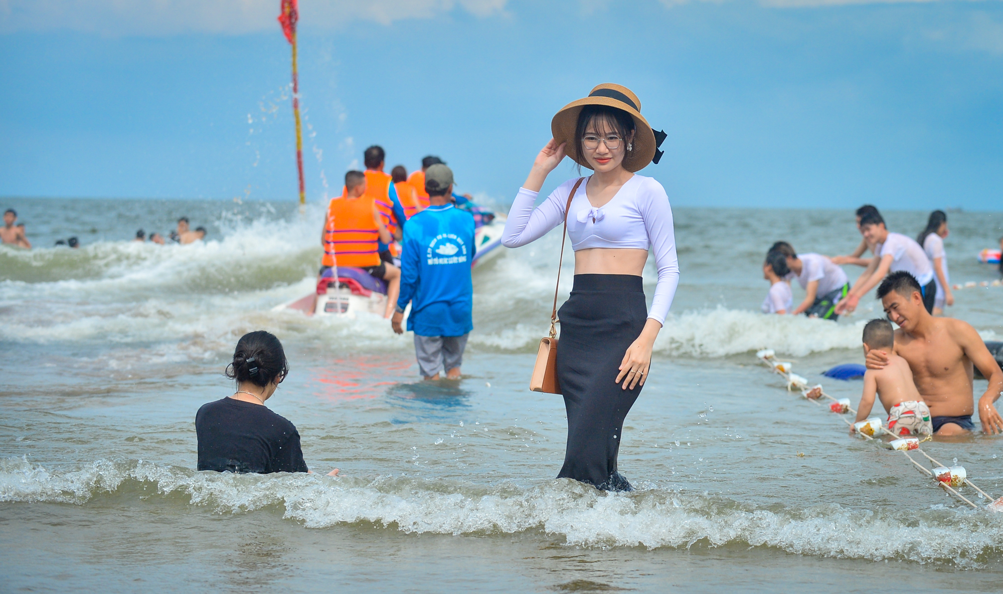 Hàng nghìn người chen chúc tắm biển Sầm Sơn ngày đầu nghỉ lễ - Ảnh 4.