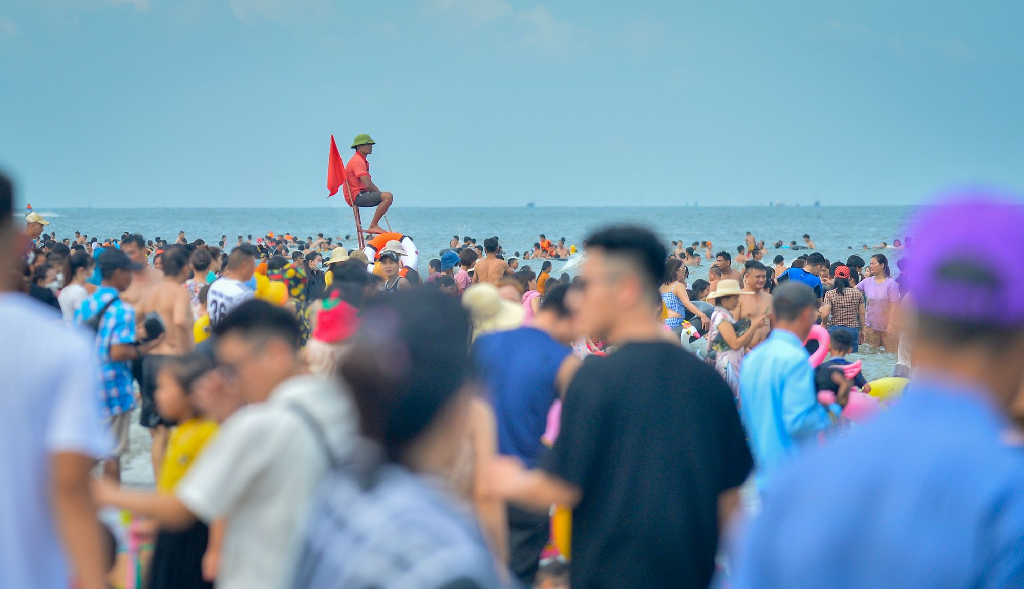 Hàng nghìn người chen chúc tắm biển Sầm Sơn ngày đầu nghỉ lễ - Ảnh 7.