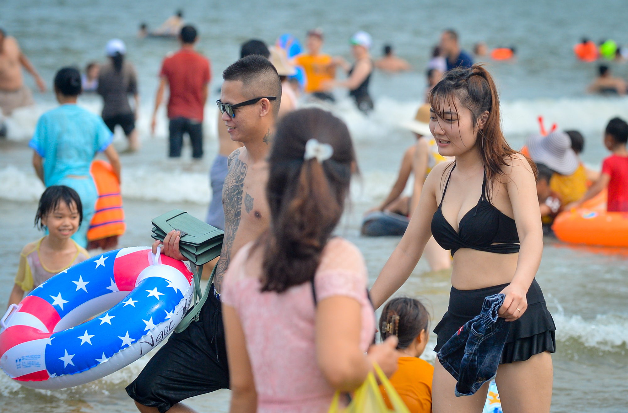 Hàng nghìn người chen chúc tắm biển Sầm Sơn ngày đầu nghỉ lễ - Ảnh 9.